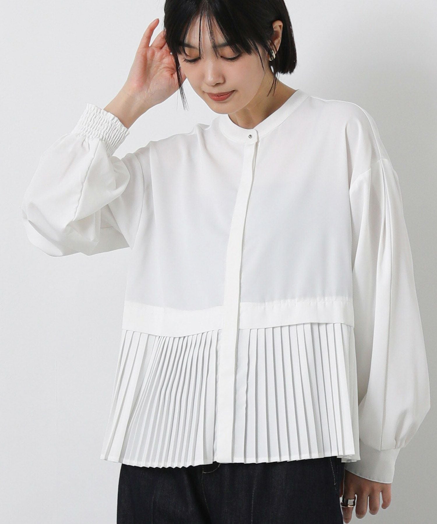 Gready Brilliant ツイル裾プリーツバンドカラーブラウス オフ