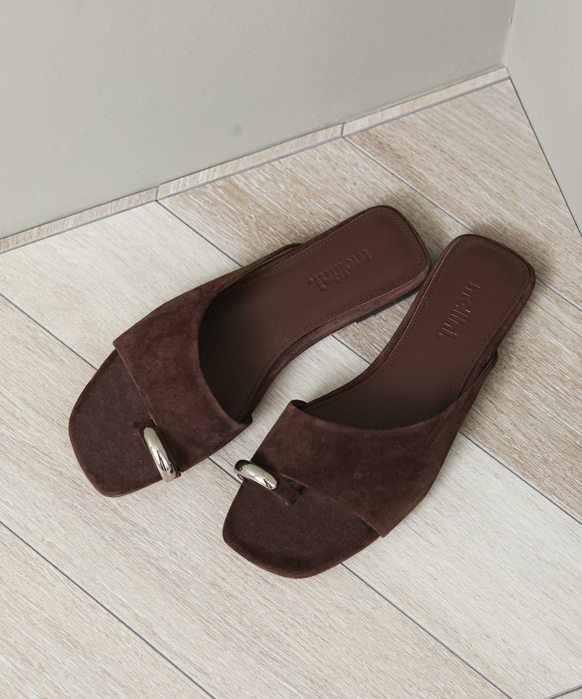 ダークブラウン