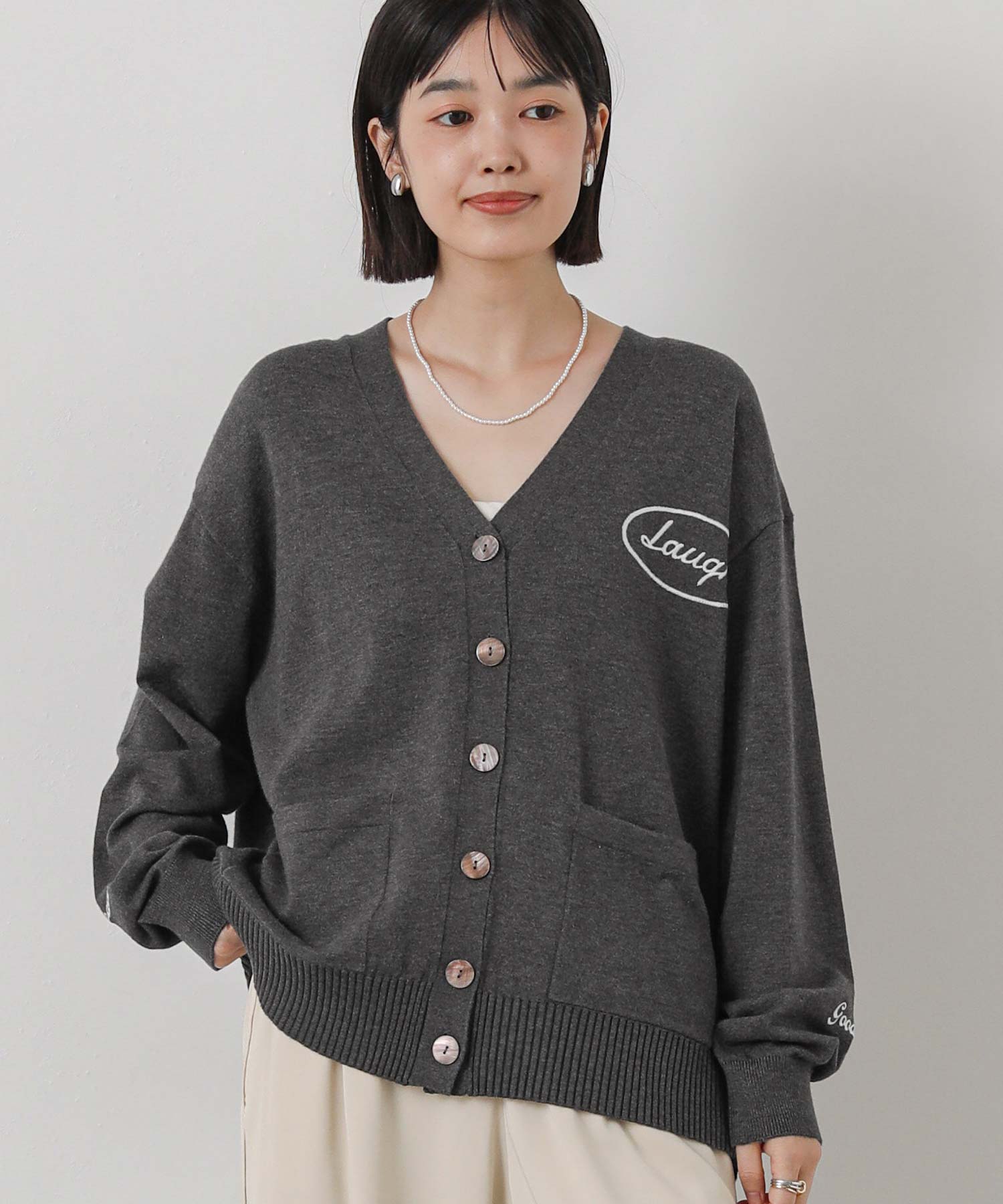 Gready Brilliantメッセージ刺繍ロゴVネックカーディガン | SEKIMIKI