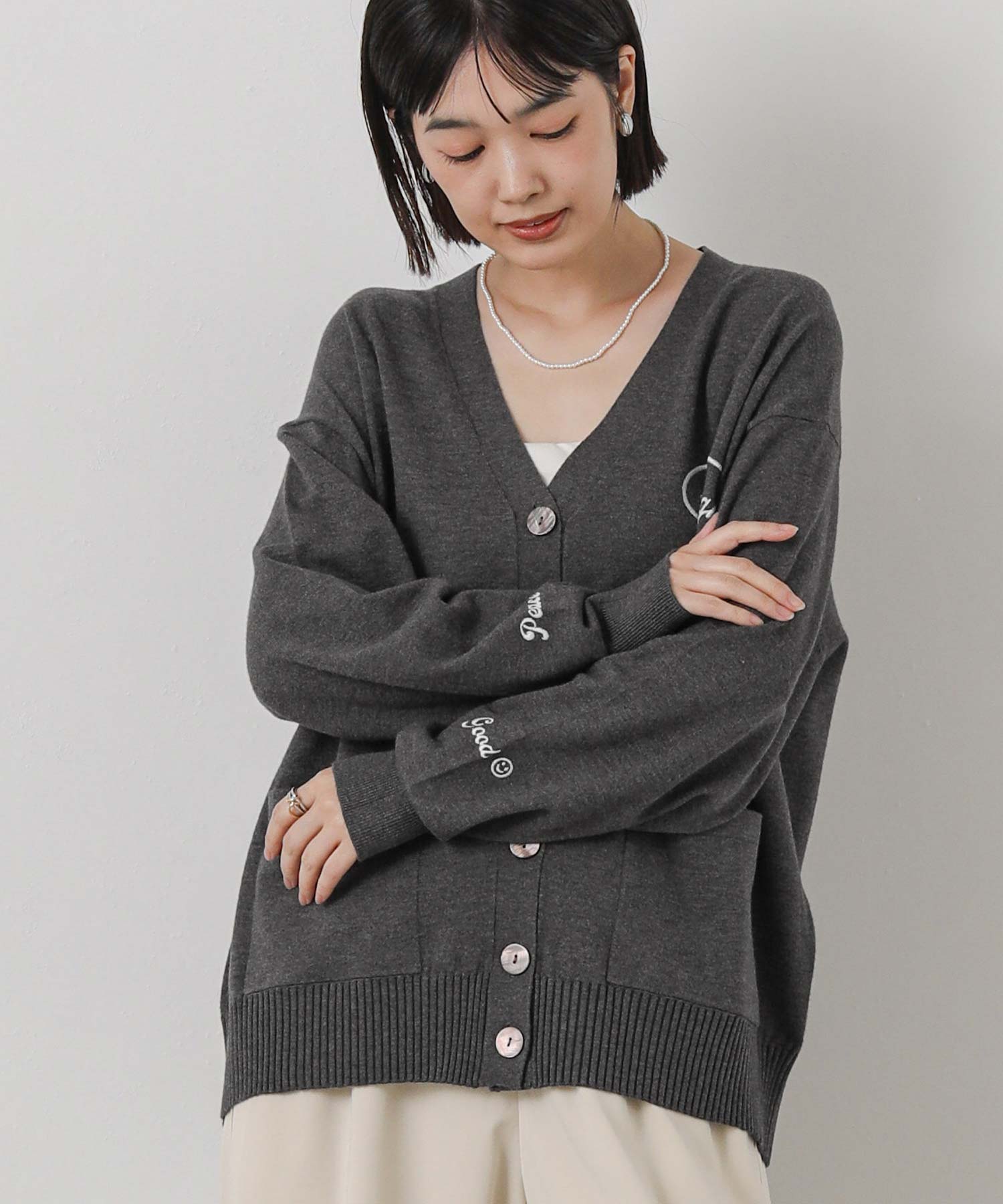 Gready Brilliantメッセージ刺繍ロゴVネックカーディガン | SEKIMIKI